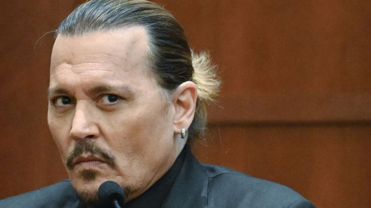 Johnny Depp sagt während einer Anhörung vor dem Fairfax County Circuit Court aus. (Foto)