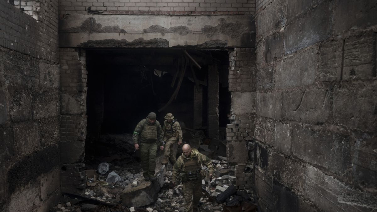 Ukrainische Soldaten gehen auf den Trümmer eines Gebäude, das zuvor von russischen Soldaten als provisorischer Stützpunkt in Mala Rohan am Stadtrand von Charkiw genutzt wurde. (Foto)