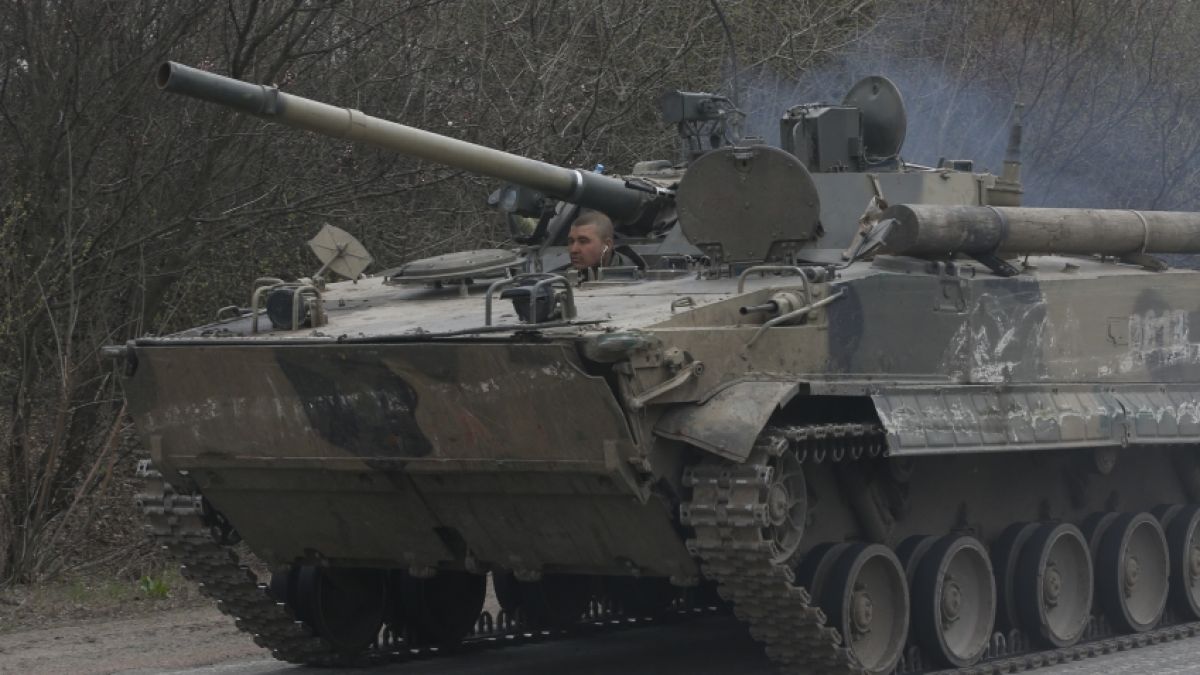 Putin-Kämpfer haben ihren Sieg in Mariupol mit einem Panzer-Drift-Video zur Schau gestellt. (Foto)