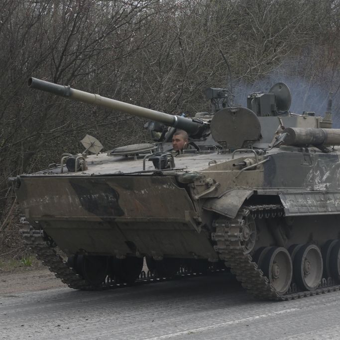 Schock-Video zeigt Mörder-Drift! Putin-Panzer verhöhnt Ukraine-Kämpfer