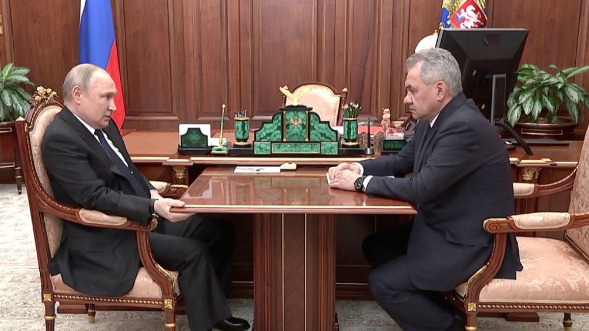 Ist das wirklich Sergej Schoigu, der hier mit Wladimir Putin am Tisch sitzt? (Foto)
