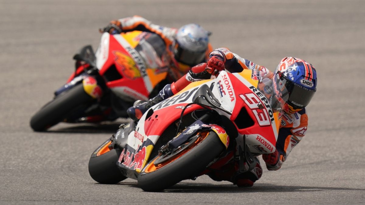 Die beiden spanischen MotoGP-Piloten Marc Marquez (vorne) und Pol Espargaro legen sich in die Kurve. (Foto)