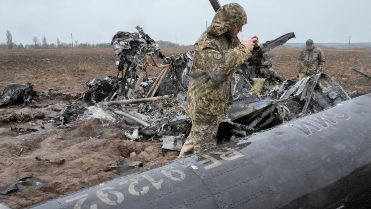 Ein russischer Hubschrauber wurde in unzählige Teile zerfetzt. (Foto)