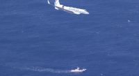 Vor der Küste der japanischen Halbinsel Shiretoko ist ein Ausflugsboot mit 26 Menschen an Bord verunglückt.