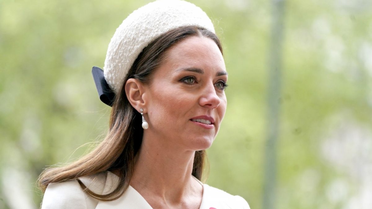 Für ihren eleganten Auftritt beim Anzac-Day 2022 entschied sich Herzogin Kate für ein Outfit, das aufmerksamen Royals-Fans bekannt vorkommen dürfte. (Foto)