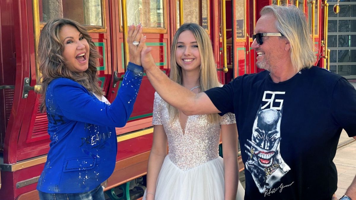 Shania Geiss posiert im Brautkleid mit ihren Eltern Robert und Carmen Geiss. (Foto)