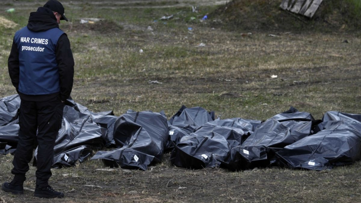 Um die Kriegsverbrechen durch die russische Armee im Ukraine-Krieg zu beweisen, untersuchen Forensiker Leichen aus Massengräber im Umland von Kiew. (Foto)