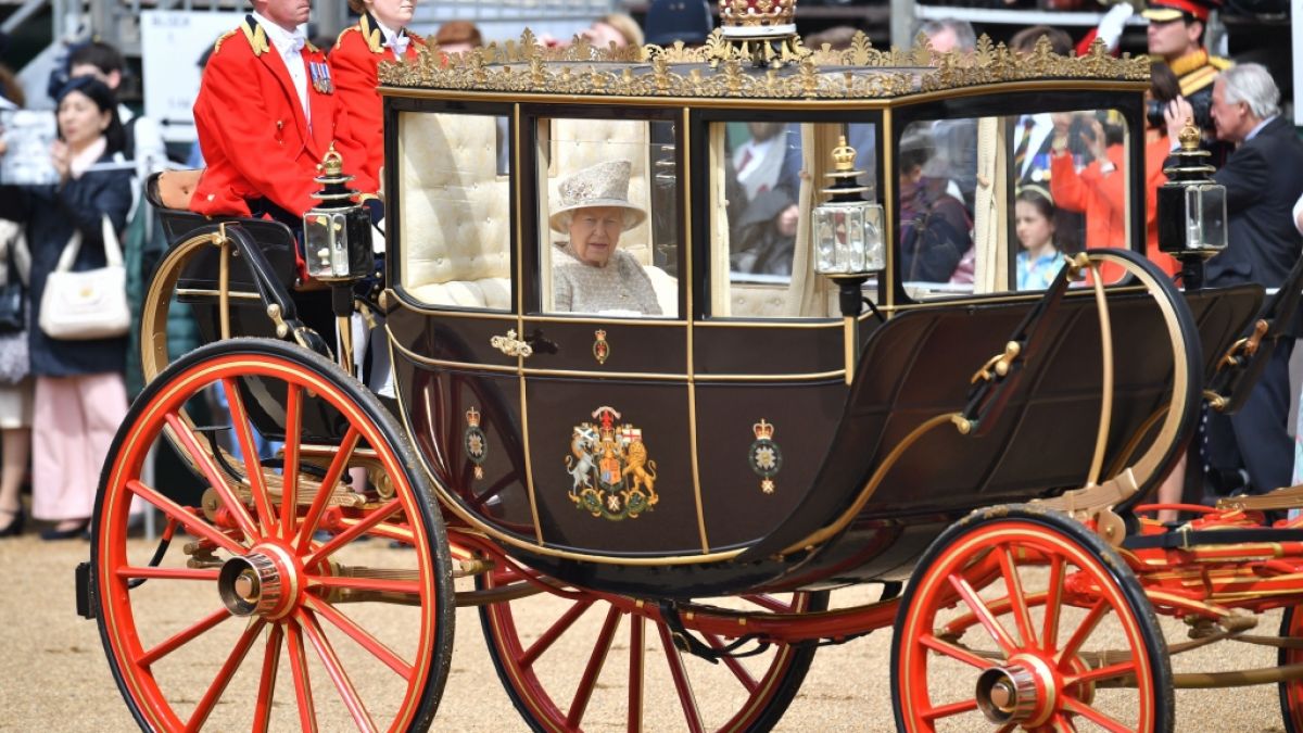 2019 kam Queen Elizabeth II. noch standesgemäß mit der Kutsche zu ihrer Geburtstagsparade "Trooping the Colour". (Foto)