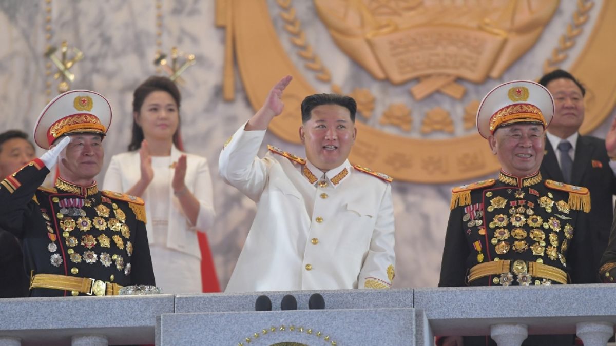 Kim Jong-un, Machthaber von Nordkorea, winkt am 25.04.2022 bei einer Militärparade auf dem Kim-Il-sung-Platz anlässlich des 90. Jahrestages der Gründung der Koreanischen Revolutionären Volksarmee (KVA). (Foto)
