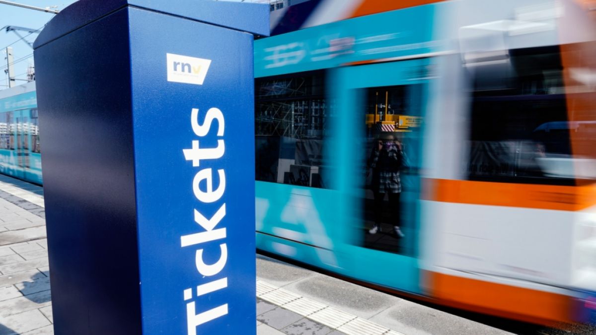 Das 9-Euro-Ticket soll Autofahrern den Umstieg auf Bus und Bahn schmackhaft machen - doch die Sparpreispläne sorgen in der Politik für Zoff vom Feinsten. (Foto)