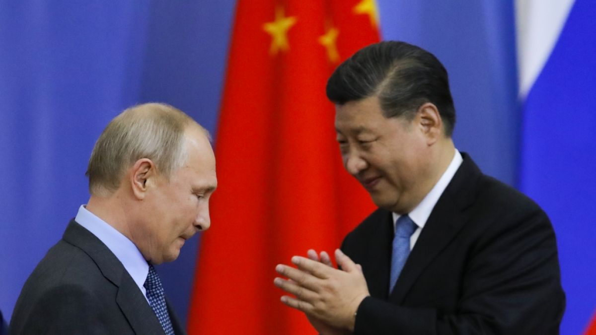 Der russische Präsident Wladimir Putin im Gespräch mit Chinas Staatschef Xi Jinping. (Foto)