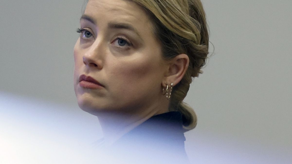 Amber Heard blickt nachdenklich während der Gerichts-Schlacht gegen ihren Ex-Mann Johnny Depp. (Foto)