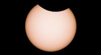Am 30.04.2022 schiebt sich der Black Moon vor die Sonne. Da maximal nur 64 Prozent verdeckt sind, spricht man von einer partiellen Sonnenfinsternis.