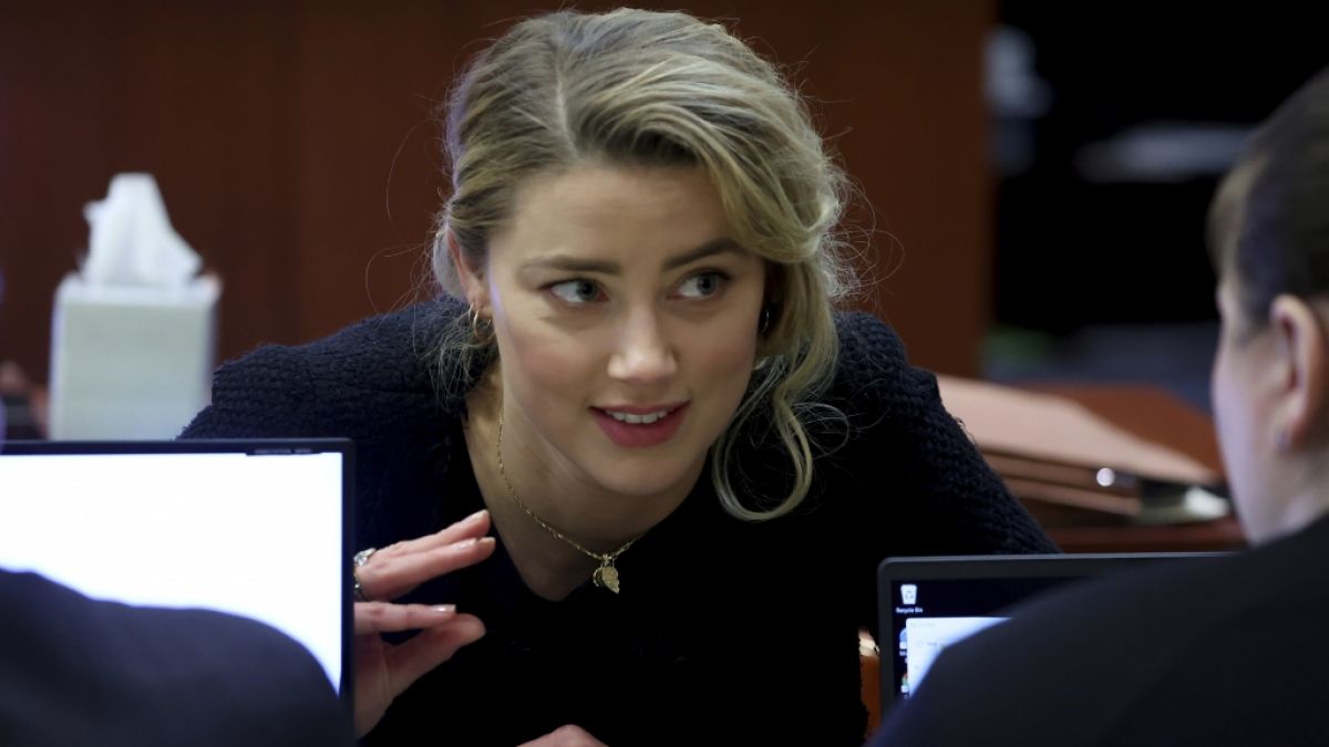 Schauspielerin Amber Heard spricht mit ihrem Anwalt. (Foto)
