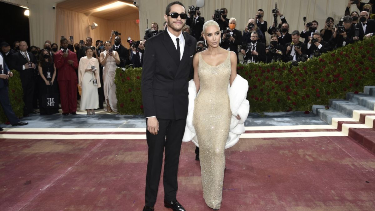 Kim Kardashian und ihr neuer Freund Pete Davidson präsentierten sich auf dem roten Teppich der Met-Gala. (Foto)
