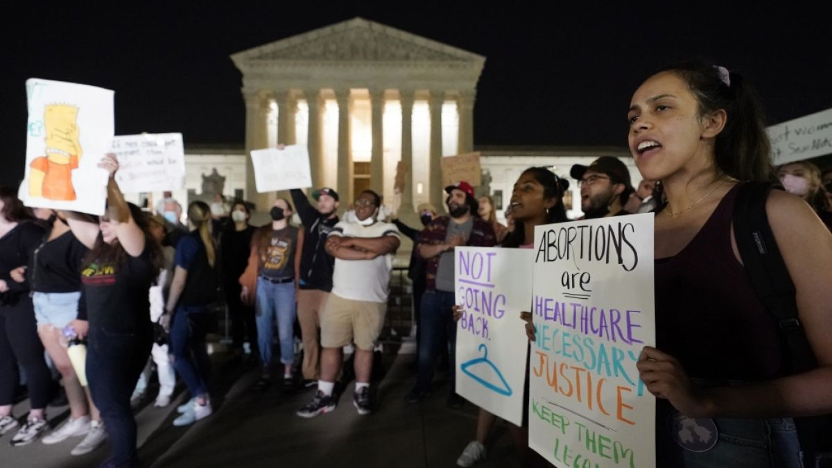 Zahlreiche Menschen demonstrierten vor dem US-Surpreme Court gegen die Änderung des Abtreibungsrechts. (Foto)