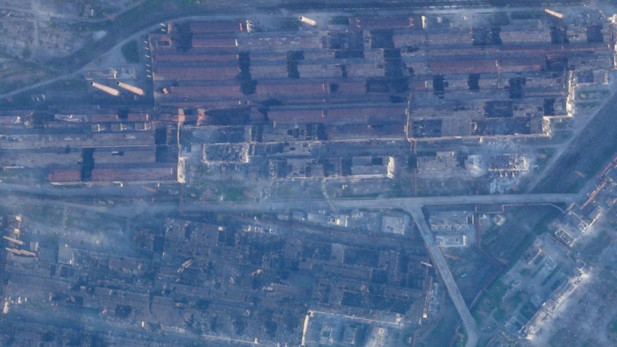 Dieses Satellitenbild von Planet Labs PBC zeigt Schäden am Stahlwerk Azovstal. Das russische Militär begann am 03. Mai Mai mit der Erstürmung des Stahlwerks, nachdem zahlreiche Zivilisten aus den unterirdischen Tunneln des Werks evakuiert worden waren. (Foto)