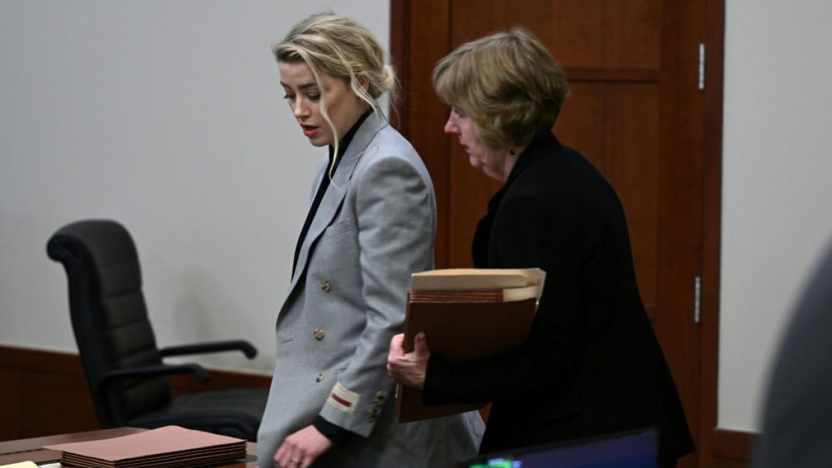 Amber Heard mit ihrer Anwältin Elaine Bredehoft. (Foto)