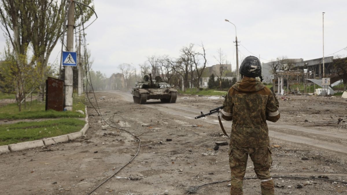 Ein Soldat der Miliz der Volksrepublik Donezk steht an einem Kontrollpunkt in Mariupol. (Foto)