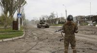 Ein Soldat der Miliz der Volksrepublik Donezk steht an einem Kontrollpunkt in Mariupol.