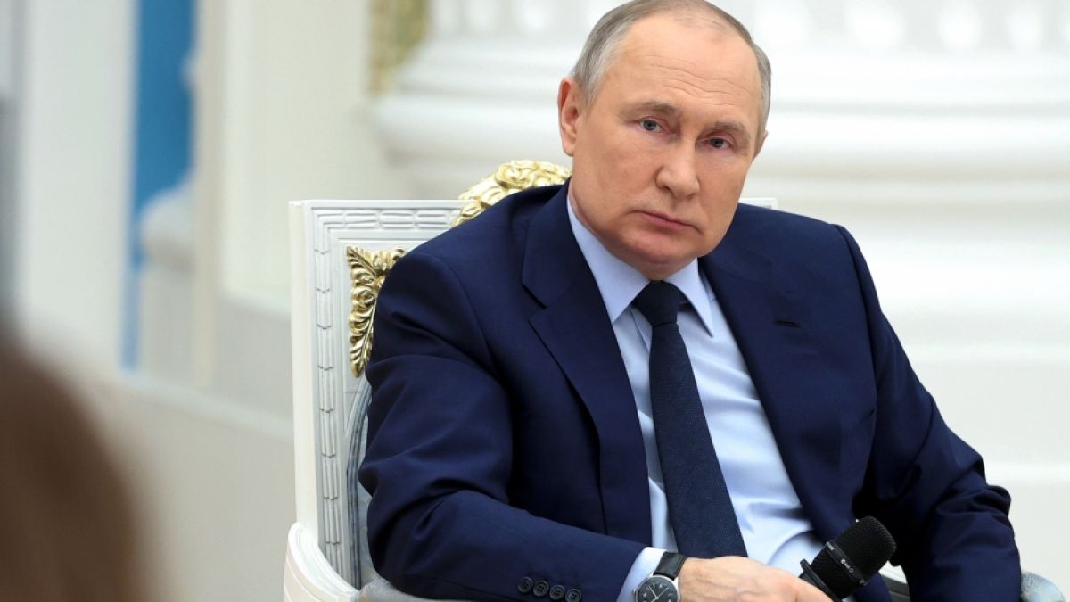 Wladimir Putin lässt sein "Weltuntergangsflugzeug" über Moskau kreisen. (Foto)