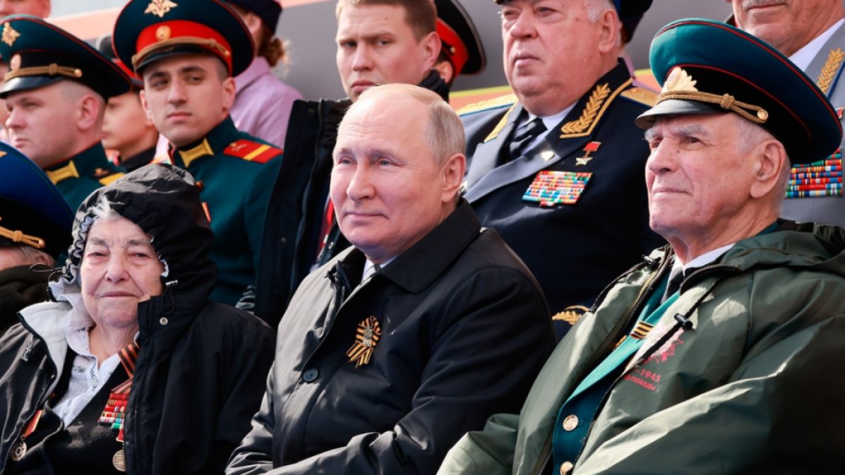 Wladimir Putin verfolgte die Militärparade mit einer Decke auf seinem Schoß. (Foto)