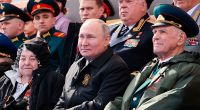 Wladimir Putin verfolgte die Militärparade mit einer Decke auf seinem Schoß.