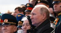 Das von der staatlichen russischen Nachrichtenagentur Sputnik über AP veröffentlichte Pool-Foto zeigt Wladimir Putin, Präsident von Russland während der Militärparade zum 