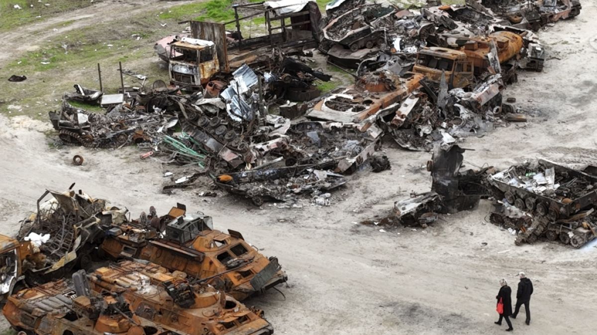 Fotos zeigen Hunderte zerstörte russische Militärfahrzeuge in und rund um Butscha. (Foto)