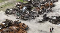 Fotos zeigen Hunderte zerstörte russische Militärfahrzeuge in und rund um Butscha.
