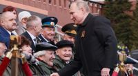 Wladimir Putin begrüßt am 9. Mai 2022 auf dem Roten Platz die Teilnehmer der Feierlichkeiten zum 