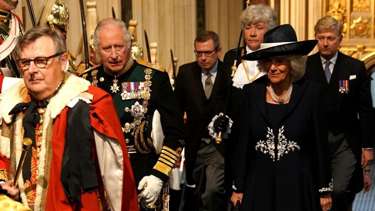Prinz Charles von Großbritannien und seine Frau Camilla, Herzogin von Cornwall, treffen im Palace of Westminster ein, bevor das Parlament im House of Lords, eröffnet wird. (Foto)
