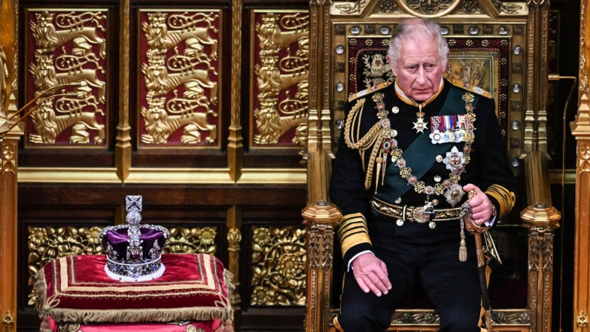 Prinz Charles von Großbritannien sitzt zur Eröffnung des Parlaments im House of Lords neben der Krone auf seinem Platz. (Foto)