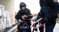 Polizisten sicherten Ende Januar den Tatort an der Kreisstraße 22 bei Kusel ab. Wenige Meter entfernt wurden zwei ihrer Kollegen durch Schüsse getötet.