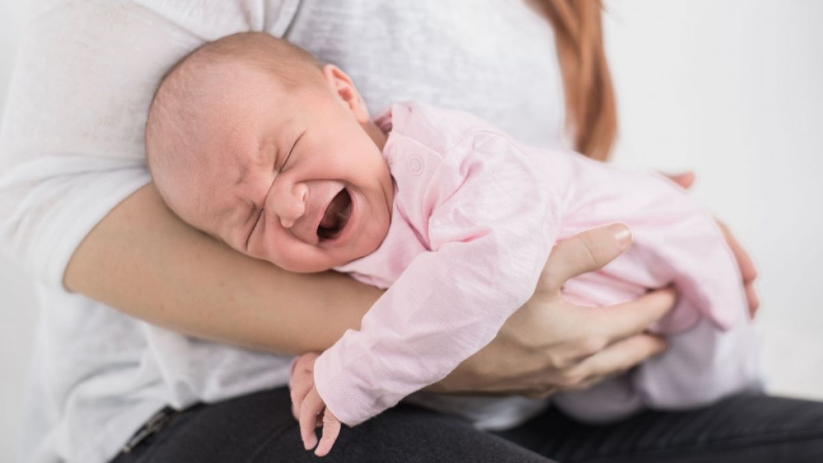 In England schüttelte eine Frau ein weinendes Baby (1) zu Tode. (Symbolfoto) (Foto)