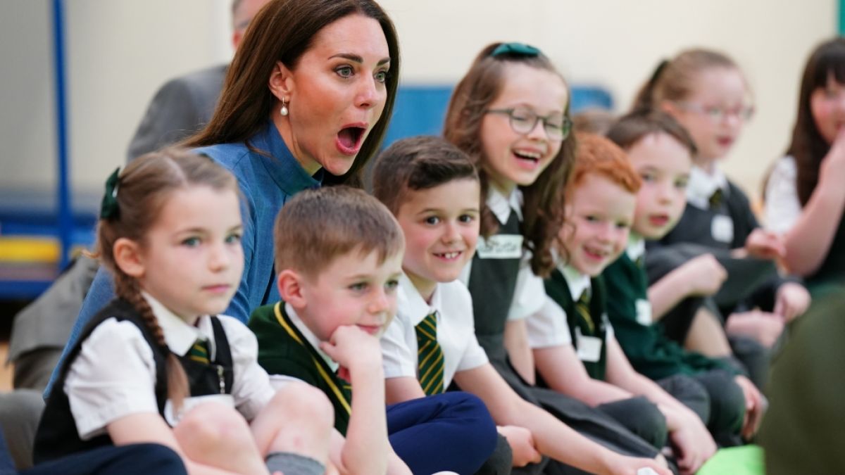 Herzogin Kate ist bei ihrem Besuch der St. John's Grundschule in Glasgow völlig aus dem Häuschen. (Foto)
