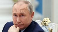 Das von der staatlichen russischen Nachrichtenagentur Sputnik über AP veröffentlichte Handout-Foto zeigt Wladimir Putin während er bei einer Sitzung des Aufsichtsrates von 
