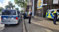 Polizisten stehen vor dem Don-Bosco-Gymnasium in Essen. Hier plante ein 16-Jähriger offenbar einen Amoklauf.