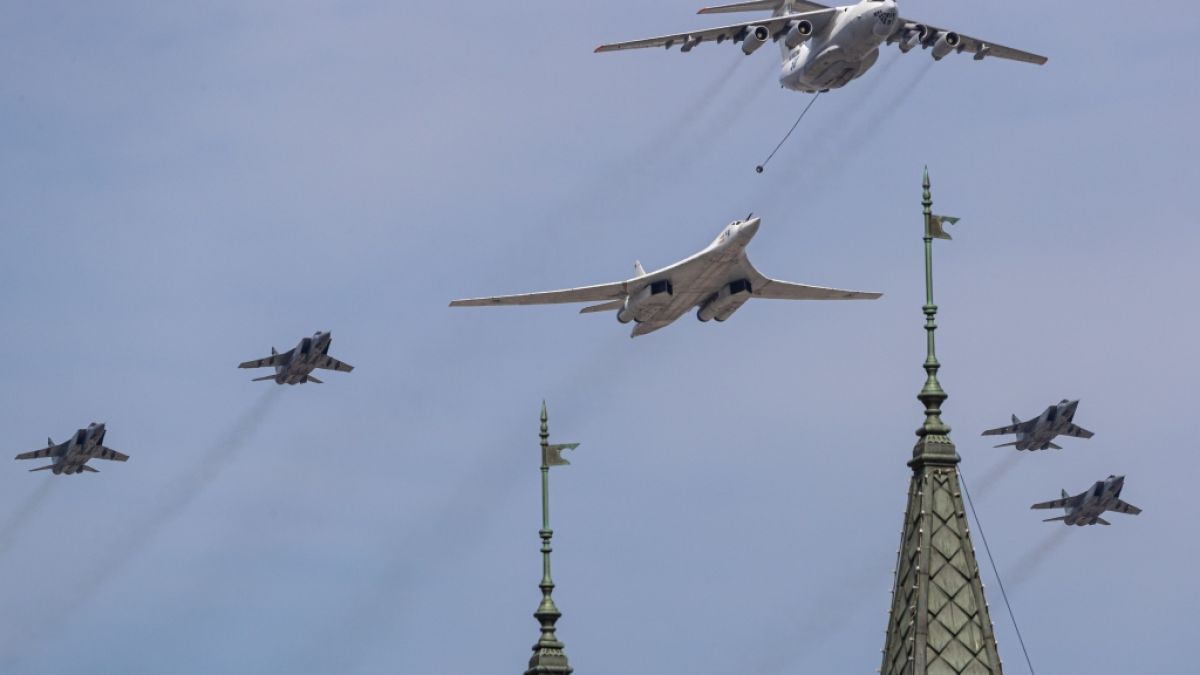 Die russische Luftwaffe (hier bei Proben für die Miltärparade am "Tag des Sieges") soll miserabel ausgestattet sein. (Foto)