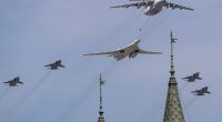 Die russische Luftwaffe (hier bei Proben für die Miltärparade am 