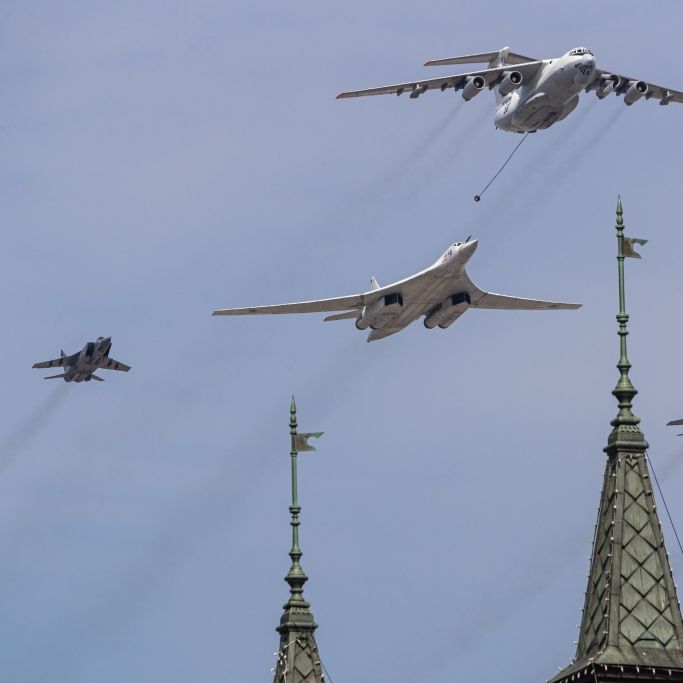Peinliche Russen-Jets! GPS-Empfänger an Armaturenbrett geklebt