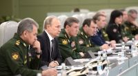 Die alte Aufnahme zeigt Wladimir Putin neben Verteidigungsminister Sergei Schoigu (l) und Russlands obersten Befehlshaber General Valery Gerasimov (r).