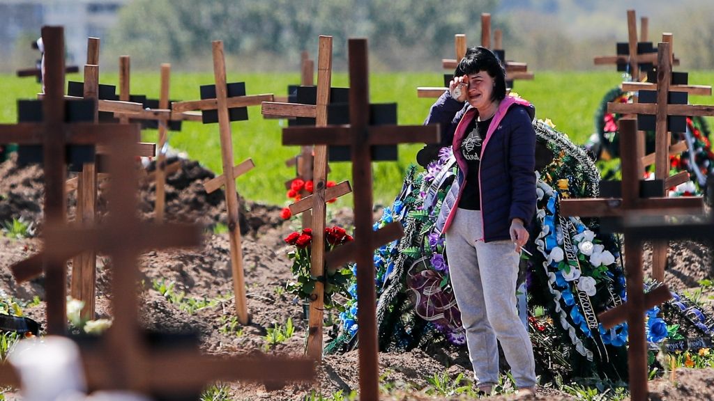 Die Frau des verstorbenen ukrainischen Soldaten Victor steht während eines Gedenkgottesdienstes weinend vor dessen Grab. Ihr Mann kam im März während der russischen Invasion in die Ukraine ums Leben. (Foto)