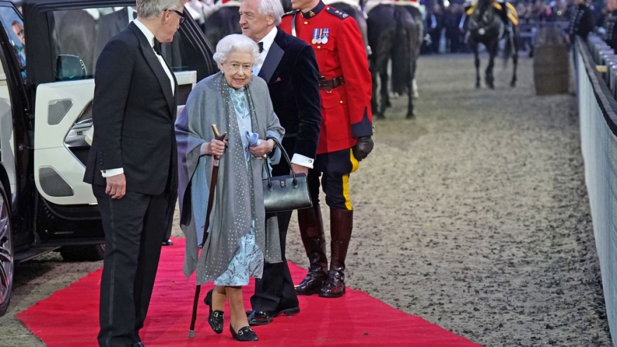 Queen Elizabeth II. kam zur Royal Horse Show mit einem Gehstock. (Foto)