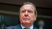 Die Union fordert Gerhard Schröder seine Versorgungsansprüche zu streichen.
