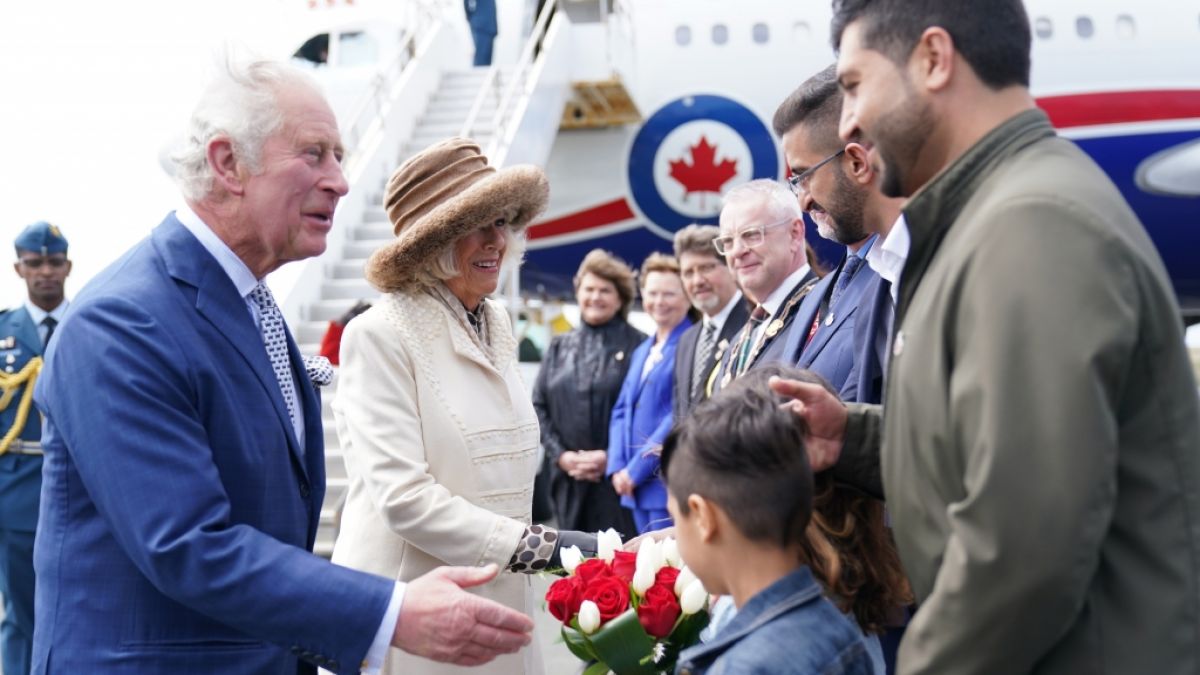 Prinz Charles und Camilla begrüßen die Kanadier nach ihrer Ankunft auf Neufundland. (Foto)