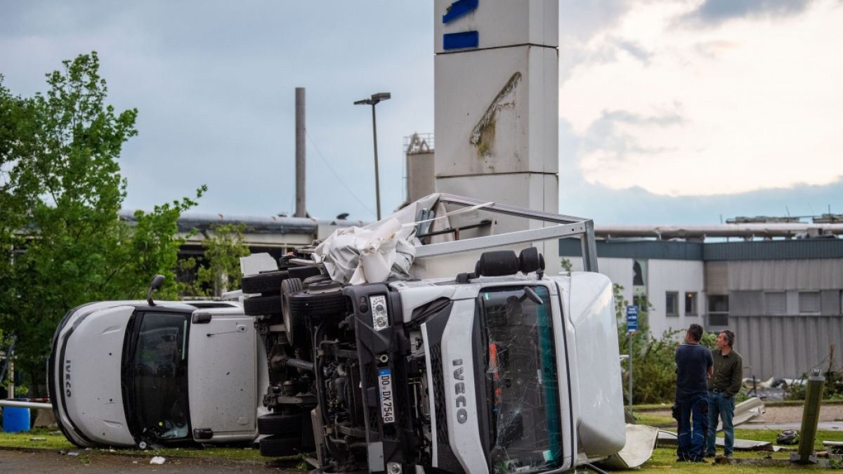 Zwei Lastwagen sind bei einem Autohändler umgekippt. Ein Unwetter hat auch in Paderborn große Schäden angerichtet. (Foto)