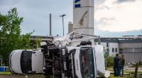 Zwei Lastwagen sind bei einem Autohändler umgekippt. Ein Unwetter hat auch in Paderborn große Schäden angerichtet.