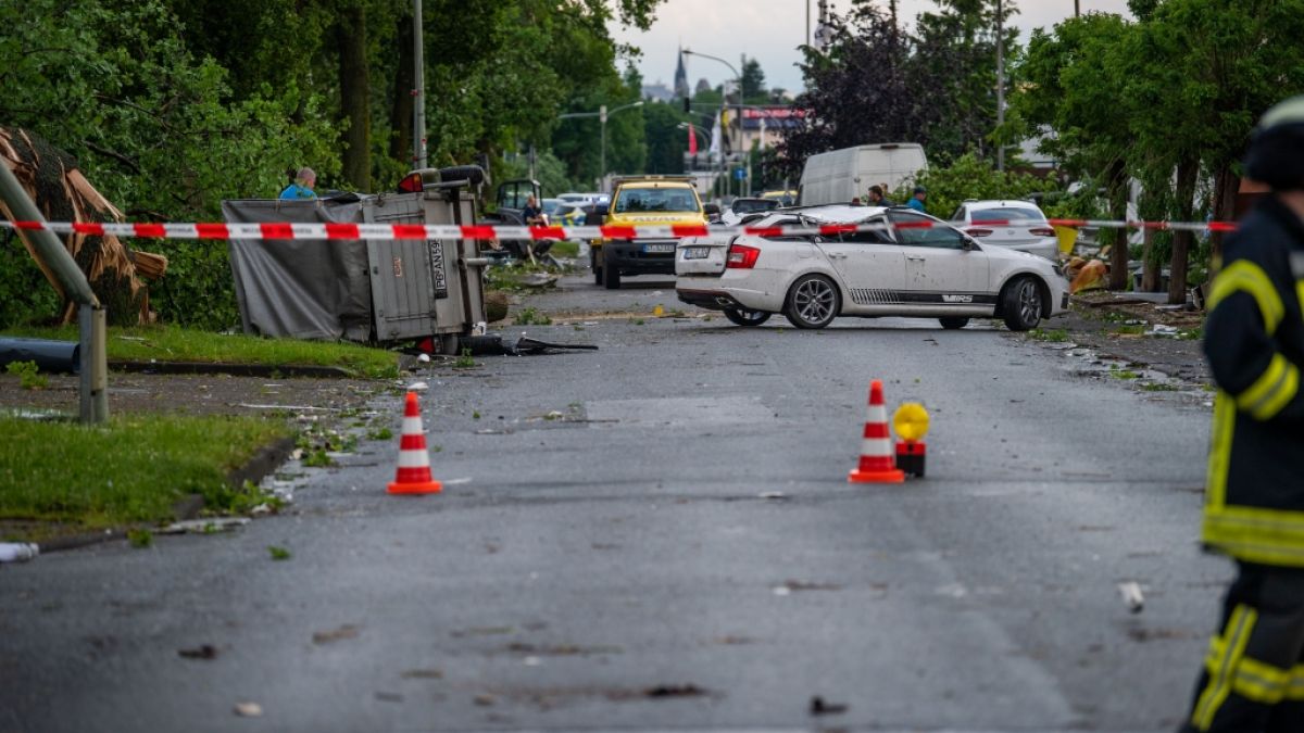 Ein beschädigtes Auto und ein Anhänger stehen an einer Straße. Ein Unwetter hat auch in Paderborn große Schäden angerichtet. (Foto)
