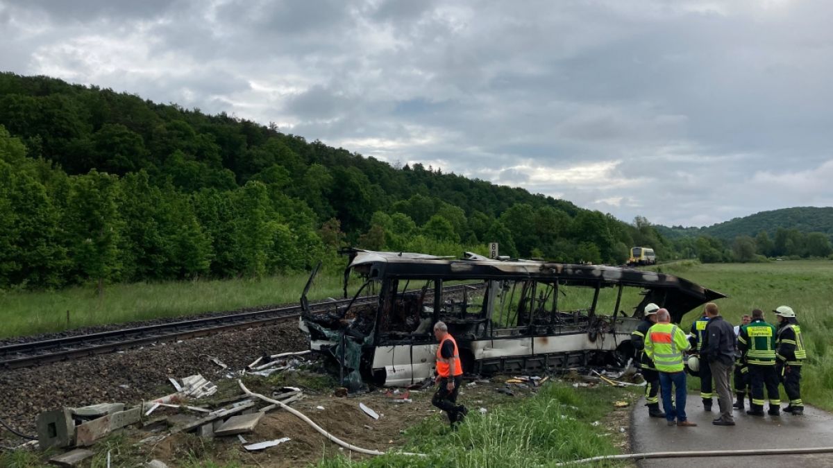 Unweit von Ulm ist ein Linienbus mit einer Regionalbahn kollidiert. Der Zug entgleiste, der Bus brannte aus, mehrere Menschen wurden verletzt. (Foto)